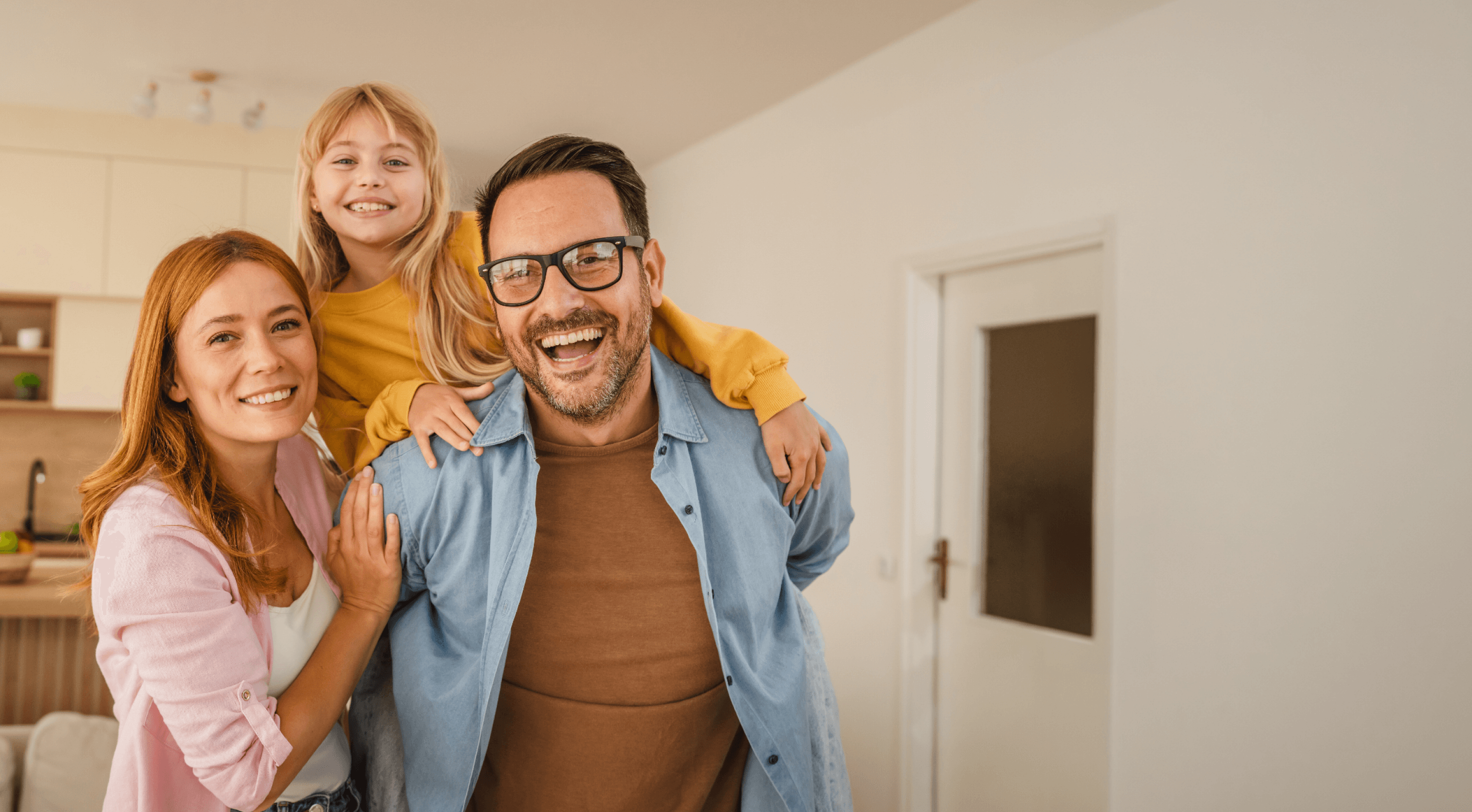 Familia feliz protegida por el seguro de salud AXA